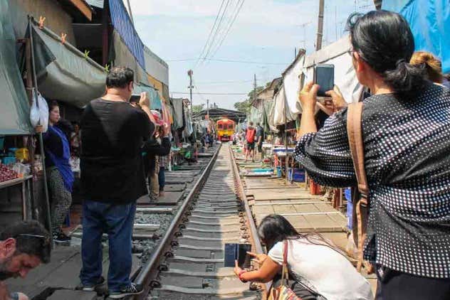 Fotografando o trem do mercado Maeklong