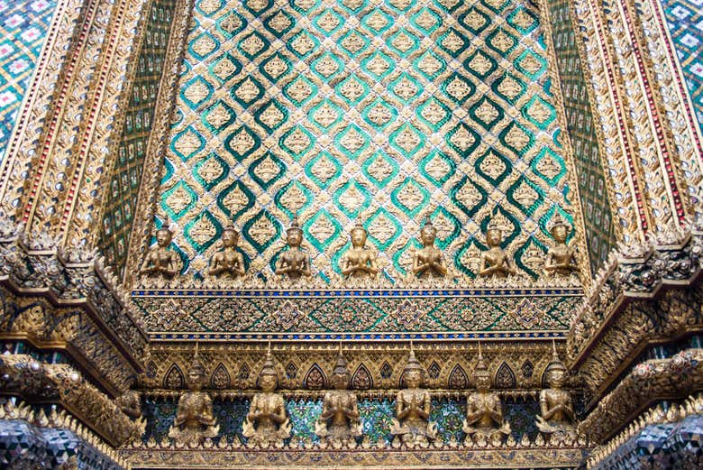 Contemplando la exquisita decoración del Gran Palacio Real