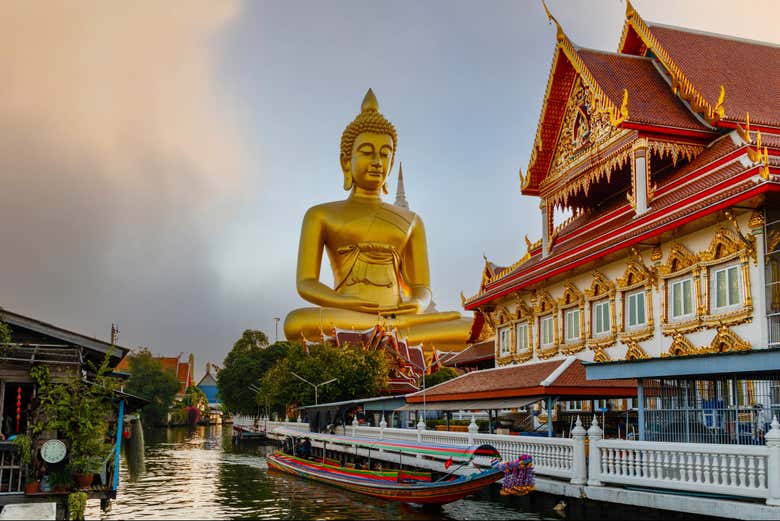 Statua dorata del Grande Buddha