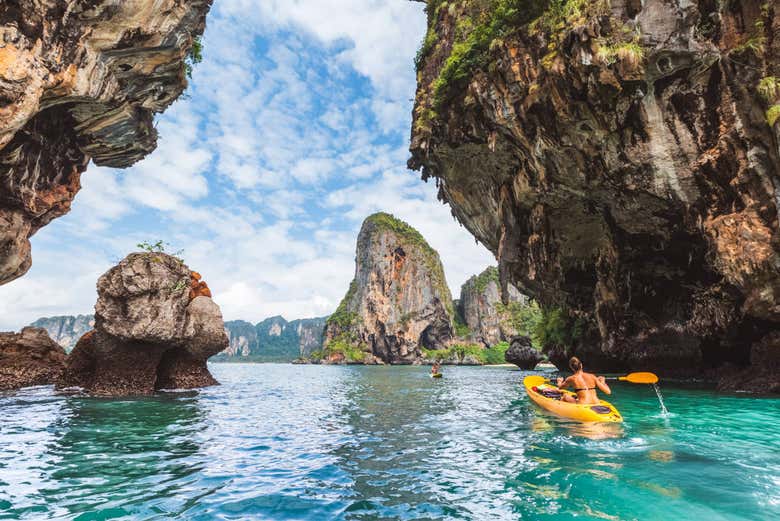Practicando kayak en Krabi