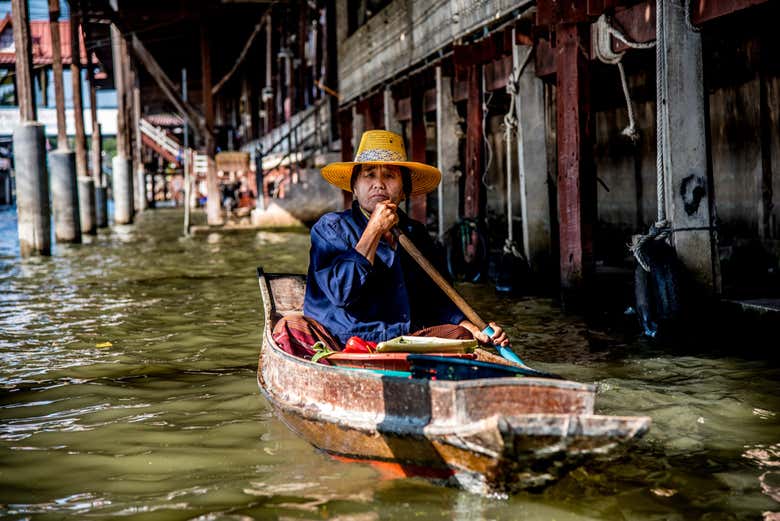 Barca en el mercado flotante