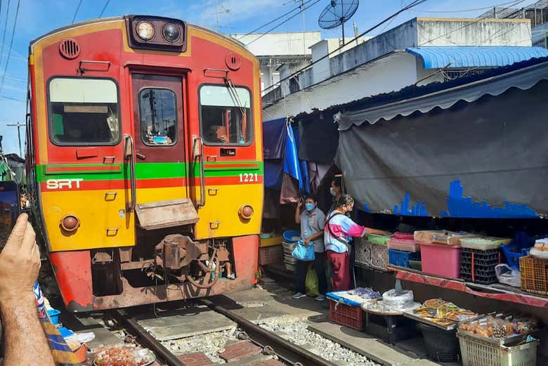 Trem passando pelo mercado