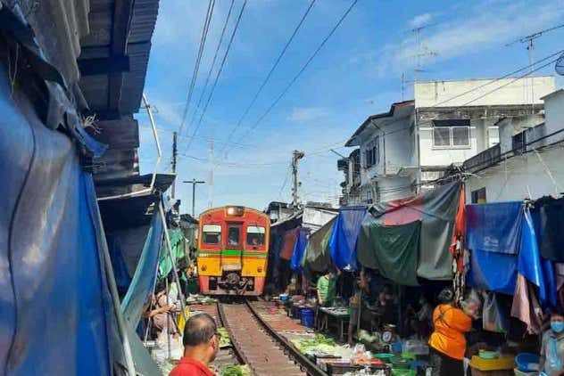 Trem passando pelo mercado de Maeklong
