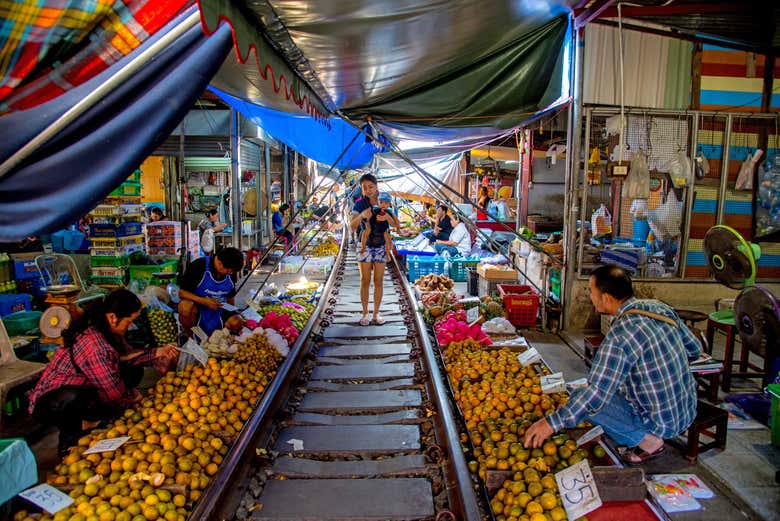 Frutas dispuestas a lo largo de la vía del tren
