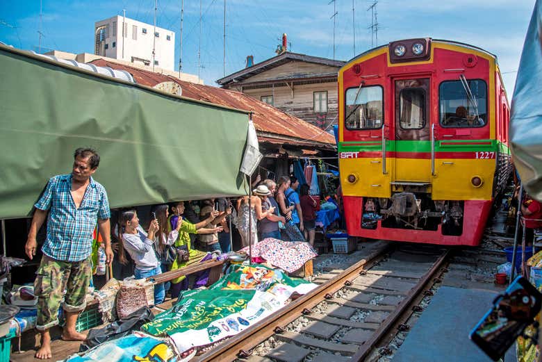 Mercado sobre la vía