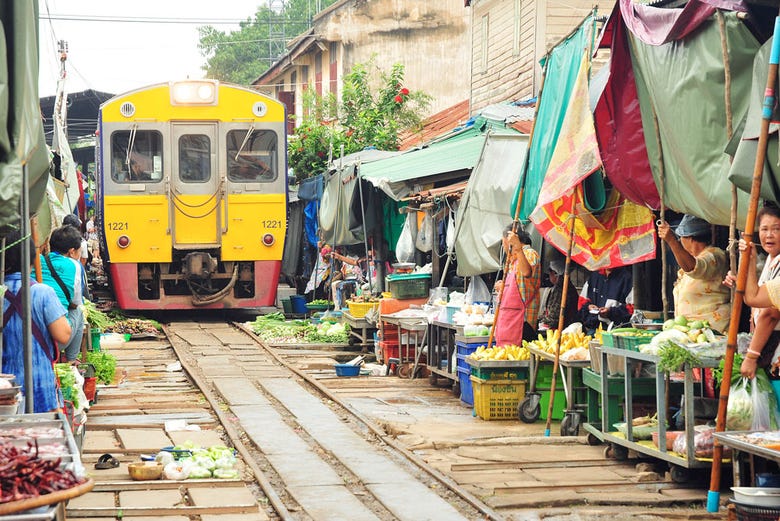 Mercado sobre la vía del tren de Mae Klong