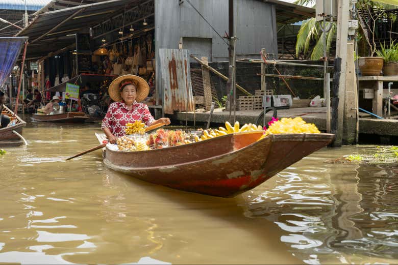 Una delle venditrici del mercato galleggiante di Damnoen Saduak: