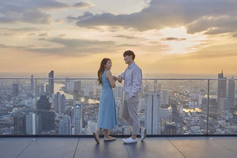 Momento romántico en el Mahanakhon SkyWalk
