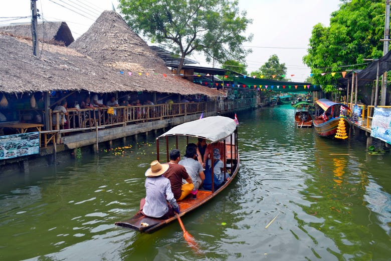 Exploring the Lat Mayom floating market