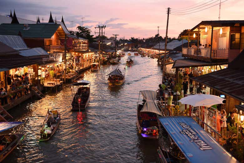 Panorámica nocturna del mercado flotante de Amphawa