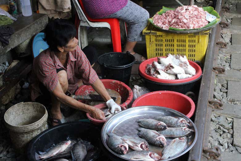 Puesto de pescado en el mercado de las vías del tren