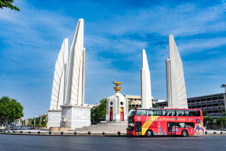 Walking past the monuments of Bangkok