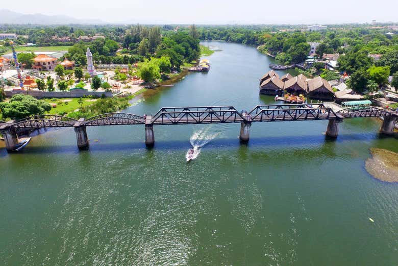 Puente sobre el río Kwai en Kanchanaburi