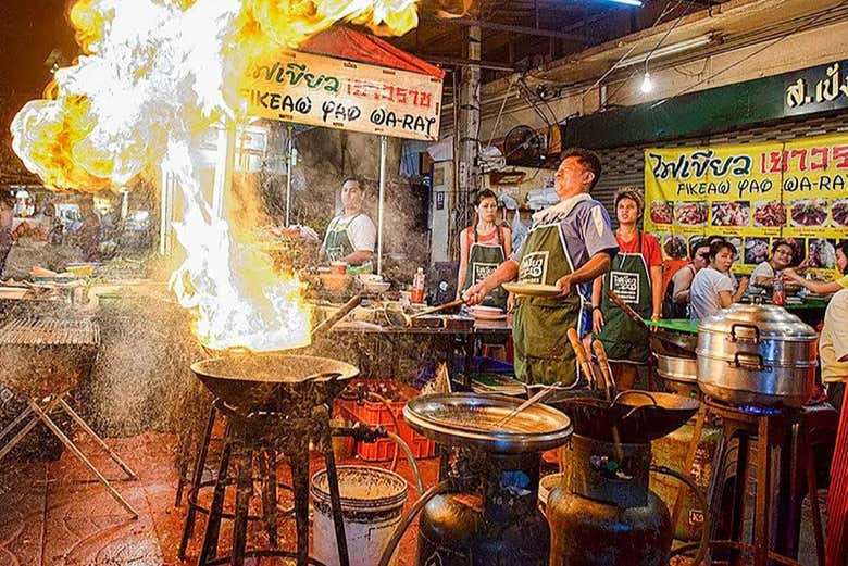 Puesto de comida callejera en Bangkok