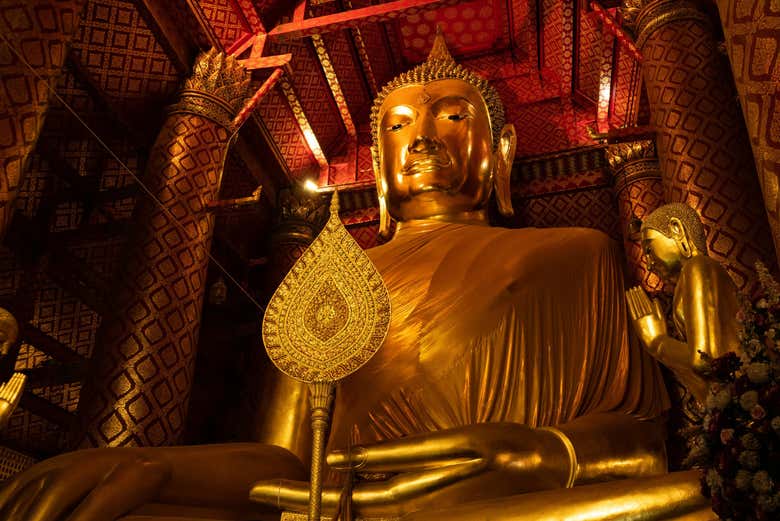 Un'enorme statua di Buddha dorato