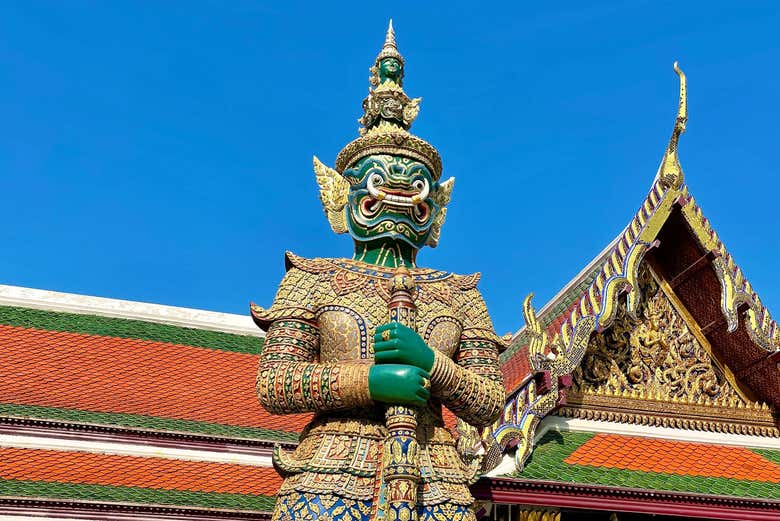 Statue à l'entrée d'un temple