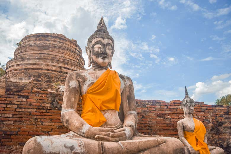 Une majestueuse statue de Bouddha