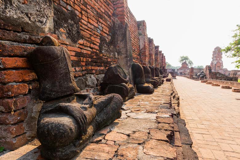 Statue di budda seduto