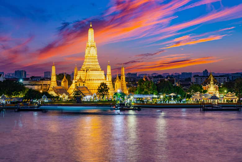 O templo Wat Arun iluminado ao entardecer