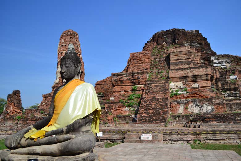 O templo Wat Mahatat vai deixar você fascinado