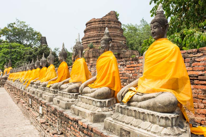 Fileira de Budas Sagrados no templo Wat Yaichaimongkol