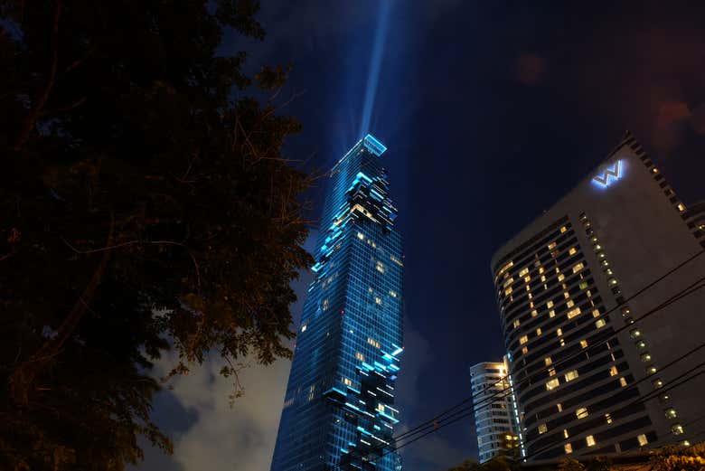 Admirando la torre MahaNakhon