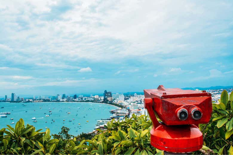 Desfrutando das vistas da baía de Pattaya