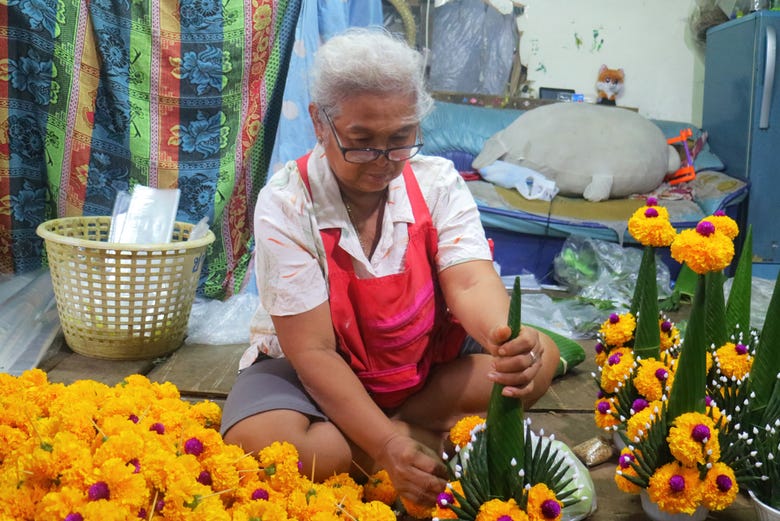 Mujer trabajando con flores