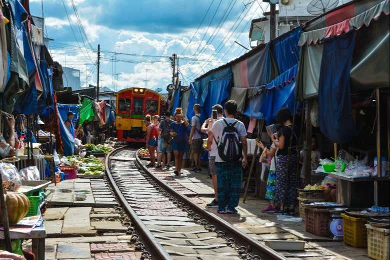 Train circulant au milieu d'un marché