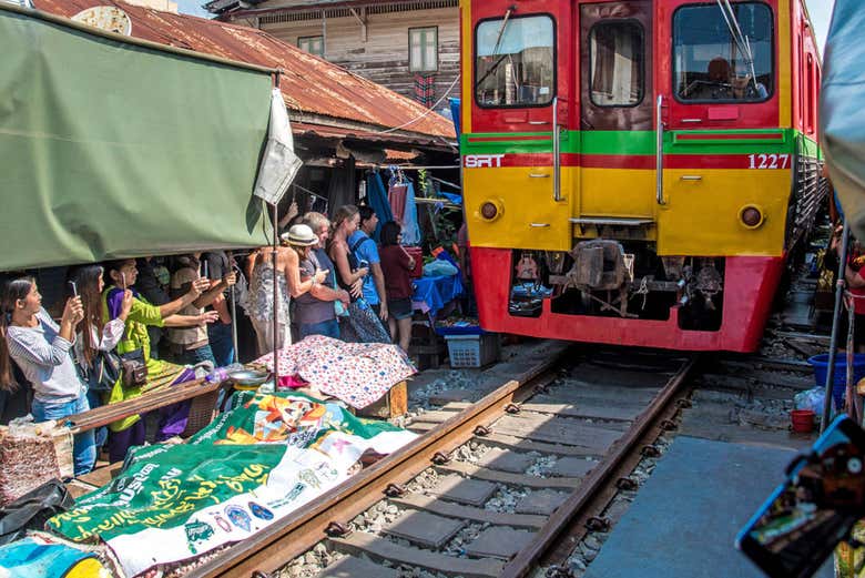 Mercado sobre raíles en Damnoen Saduak