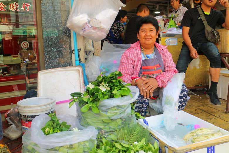 Vendez des fleurs sur le marché