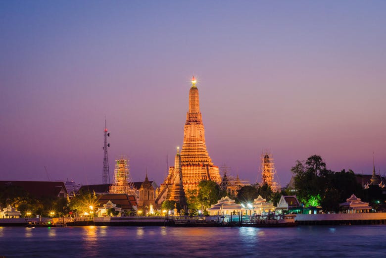 O templo de Wat Arun visto do rio Chao Phraya