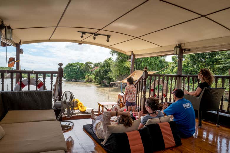 Disfrutando en la cubierta del barco