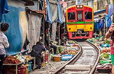 Mercado sui binari di Mae Klong