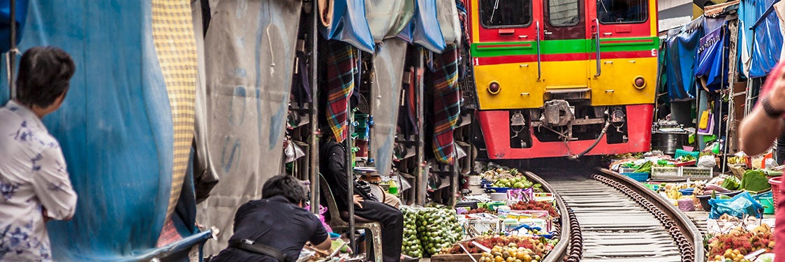 Mercado sui binari di Mae Klong