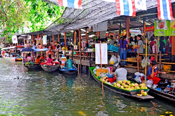 Tour gastronômico pelos mercados flutuantes de Bangkok