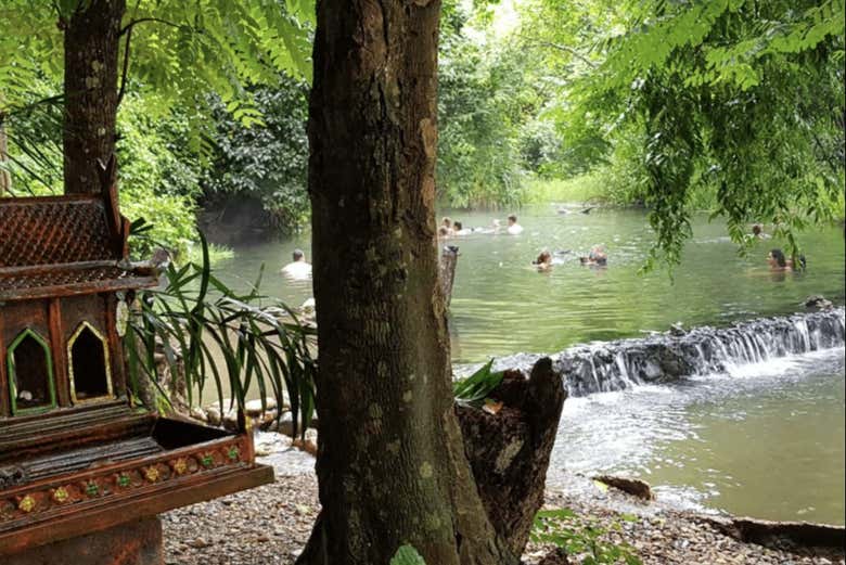 En las aguas termales de Sai Ngam