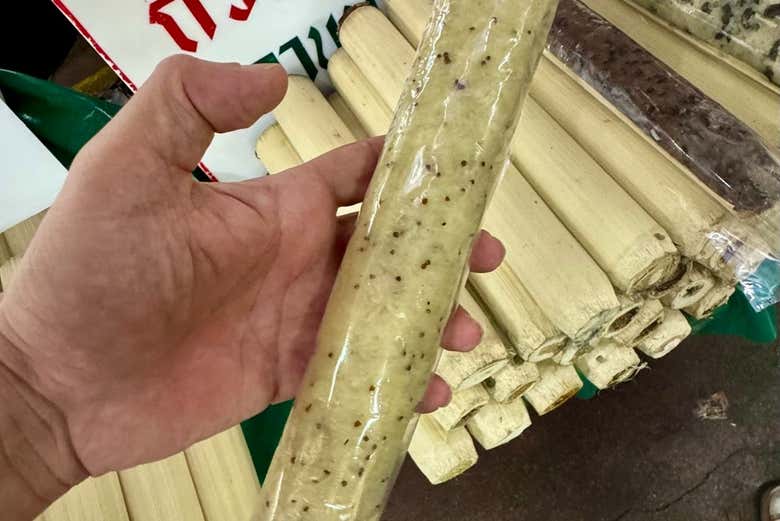 Riz au lait de coco cuit dans une bûche de bambou
