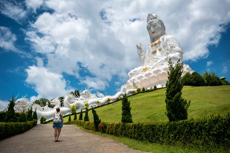 Découvrez la grande statue de Bouddha de Chiang Rai