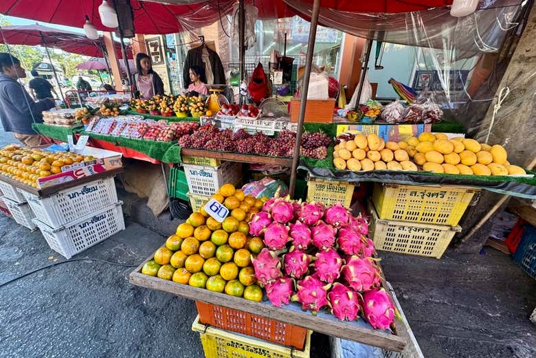 Frutas coloridas expostas em um mercado