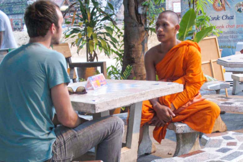Conociendo a los monjes budistas de Wat Chedi Luang