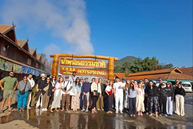 Foto di gruppo alle sorgenti termali di Chiang Rai