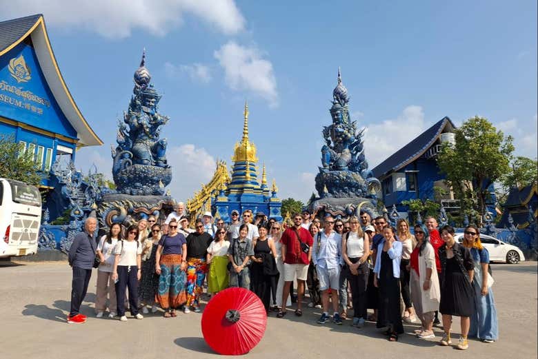 In posa con il Tempio Blu di Chiang Rai