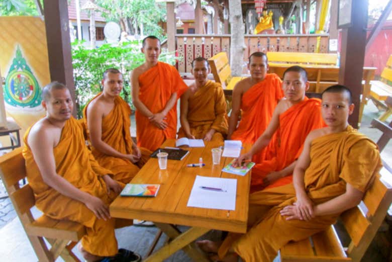Monjes budistas de Wat Chedi Luang