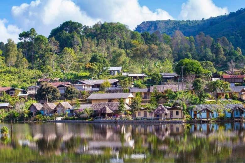 Panorámica de las casitas de madera de Pai con el río en medio