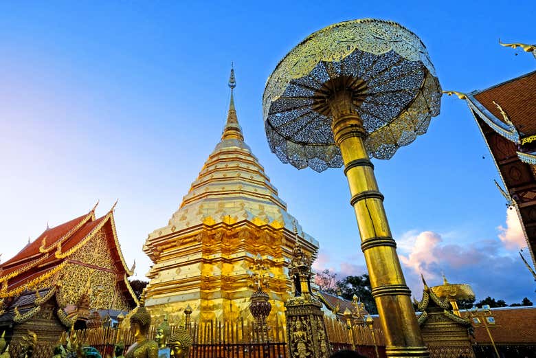 Empieza a atardecer en el templo Wat Phra That Doi Suthep