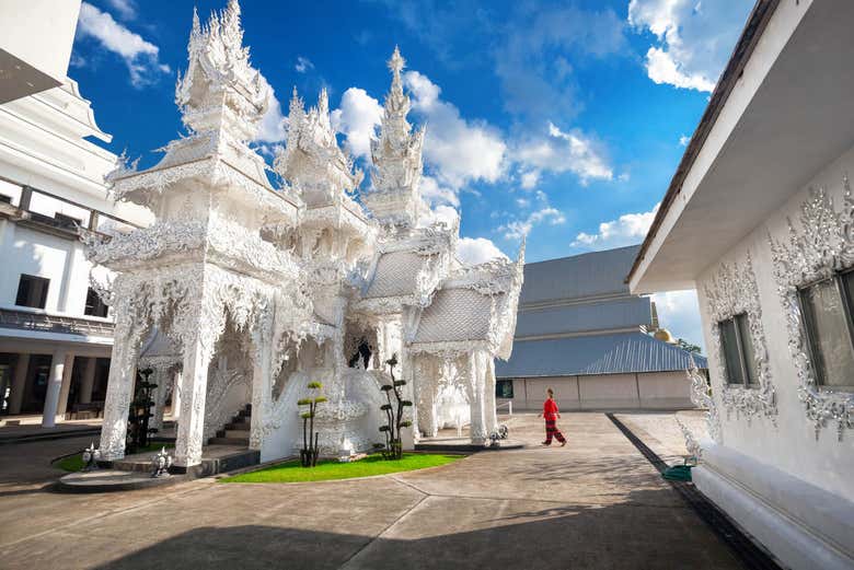 Contemplando el Templo Blanco de Chiang Rai