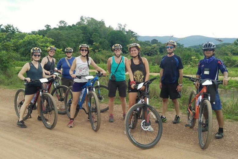 Desfrutando do tour de bicicleta por Chiang Rai