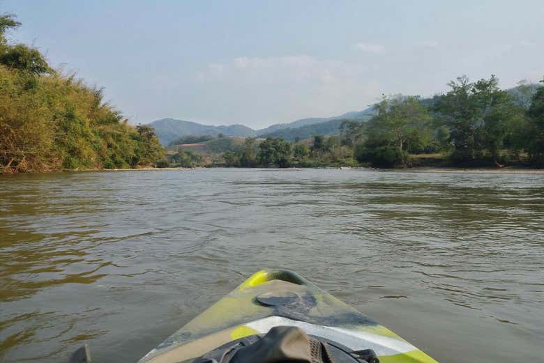 Remando de caiaque pelo rio Kok