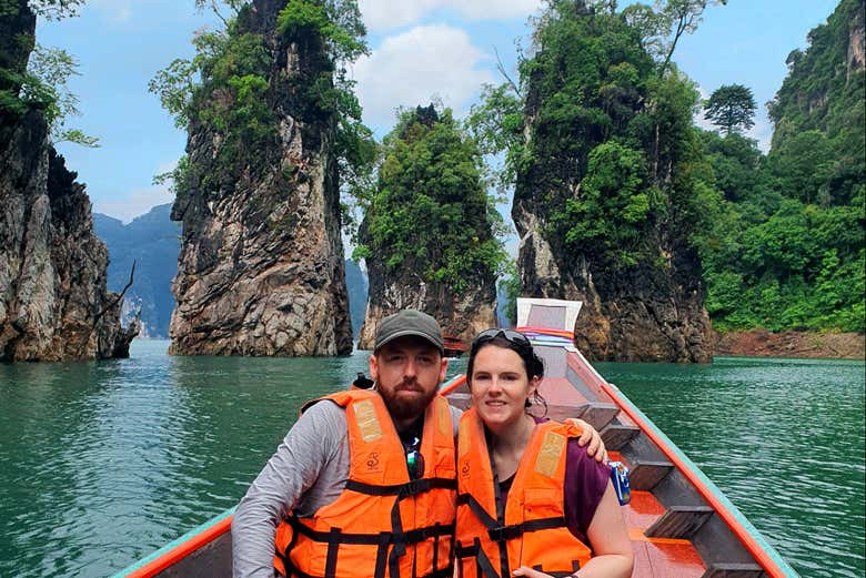 Posando ante los paisajes tailandeses